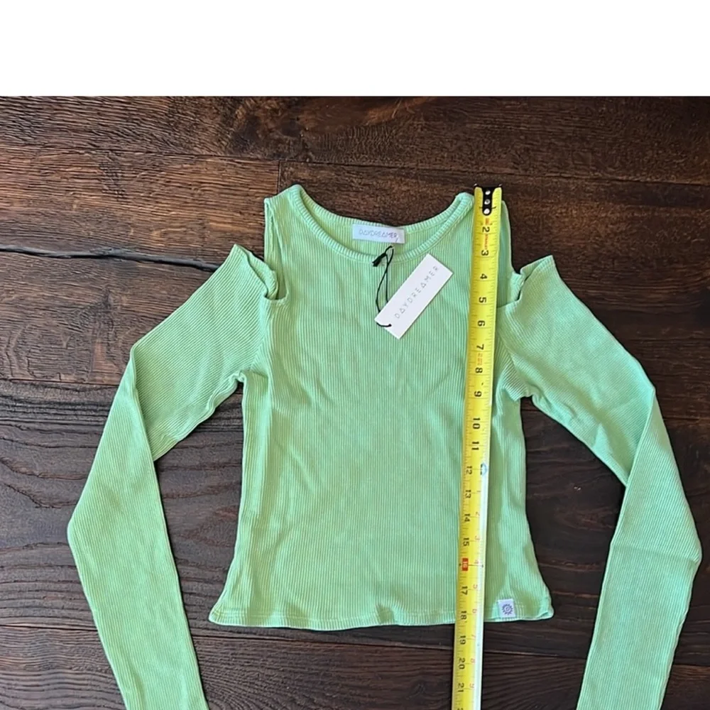 NWT $80 Daydreamer Long Sleeve Cold Shoulder Crop Top In Green Meadow Mineral - Picture 6 of 8